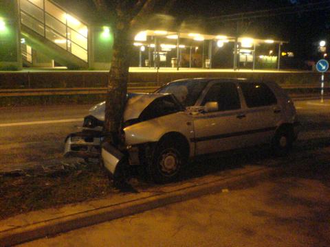 Fredag 20130531 krock lyktstolpe