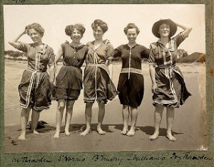 Bathing-Suit Baddräkt Women-in-bathing-suits-on-Collaroy-Beach-1908-photographed-by-Colin-Caird-credit-Library-of-New-South-Wales-via-Flickr-Commons